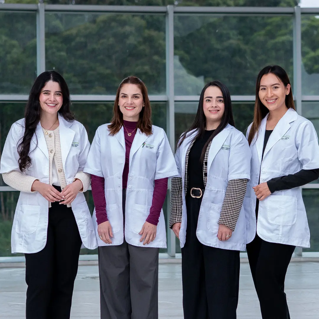 Profesional de la salud acompañando a una paciente y su familia