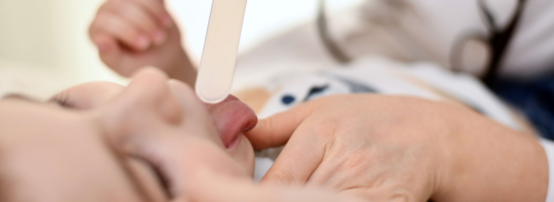 Niño siendo diganosticado por una doctora