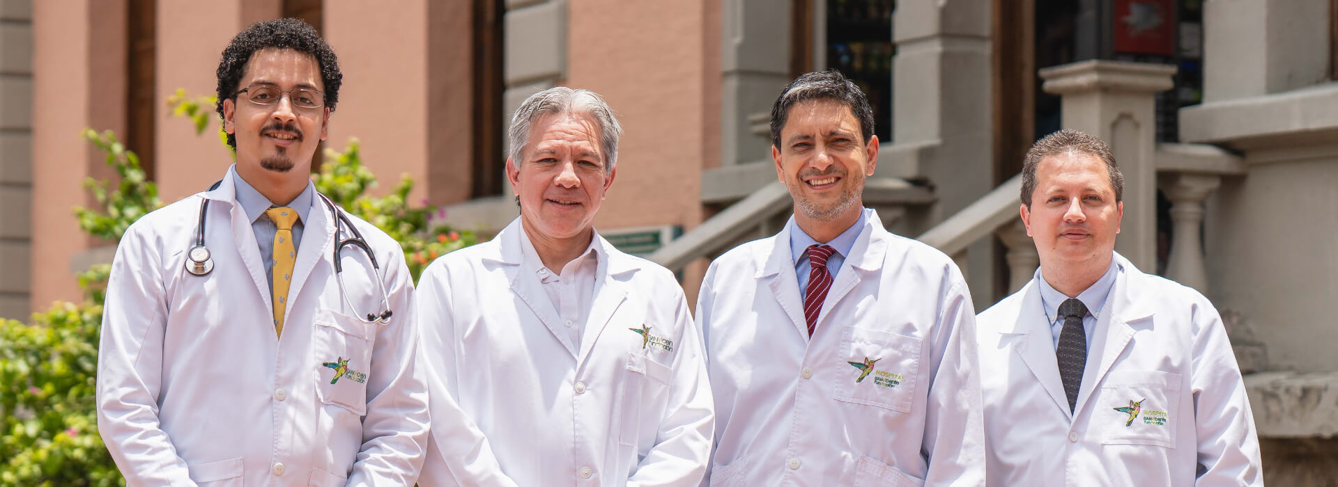 Grupo de doctores con bata blanca