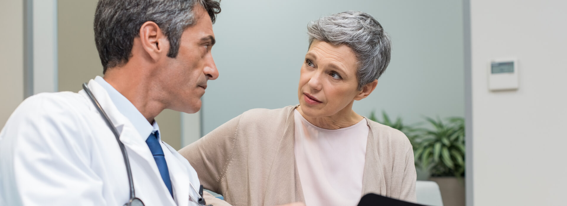 Doctor atendiendo a paciente en consultorio médico