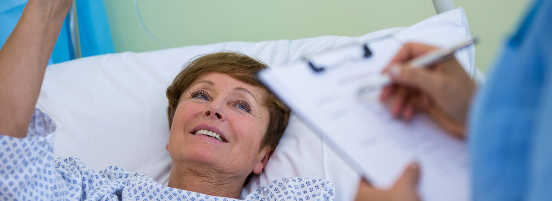 Doctor revisando a paciente en una cama de hospital