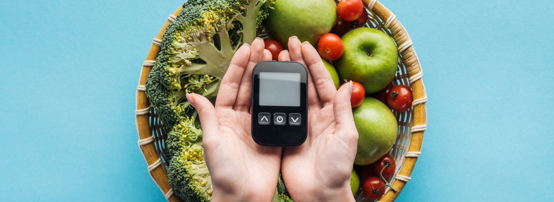 Mano sosteniendo un dispositivo electrónico y de fondo frutas