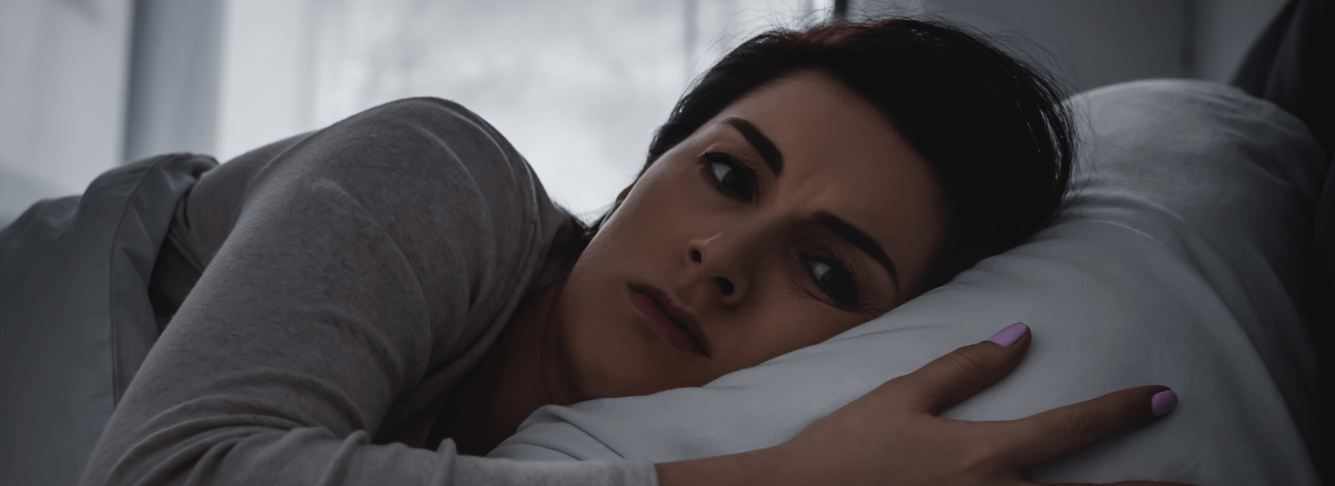 Mujer acostada en una cama