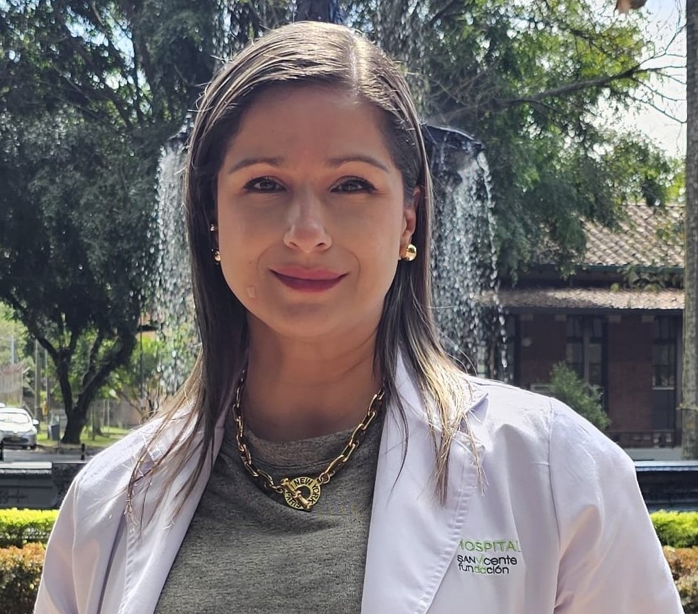 Mujer con bata blanca