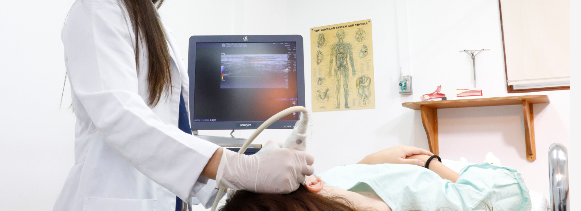 Médica realizando un exámen