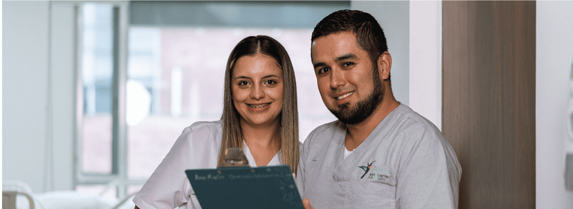Empleados de Hospital San Vicente Fundación sonriendo a la cámara