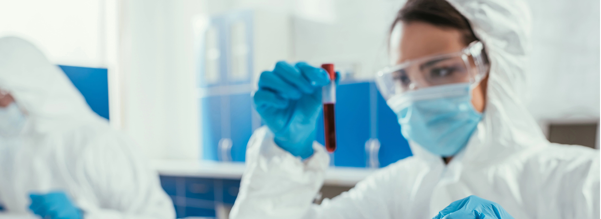 Mujer en laboratorio analizando una muestra