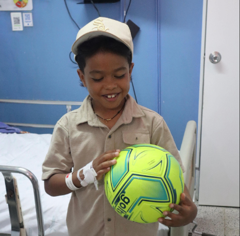 Niño en hospital con balón