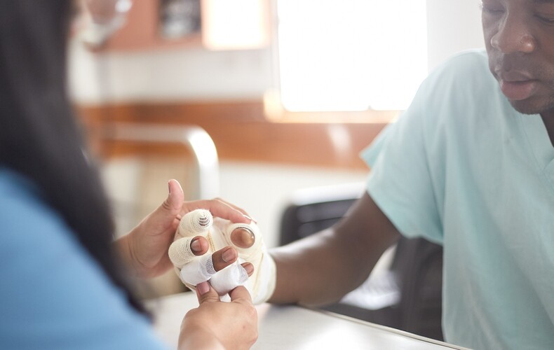 Paciente de la unidad de quemados y doctor en consulta