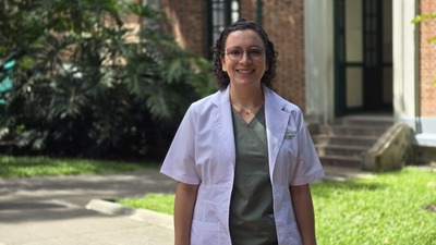Paciente de la unidad de quemados y doctor en consulta