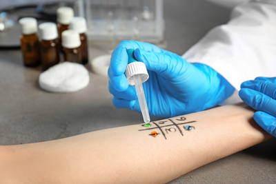 Paciente de la unidad de quemados y doctor en consulta