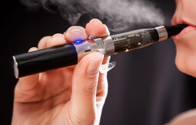 Joven vapeando 