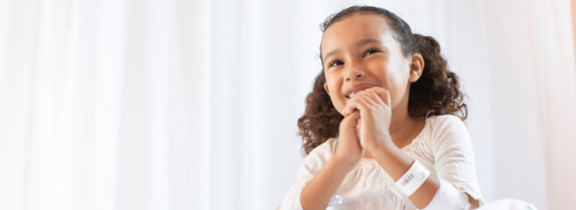 Niña de camiseta blanca sonriendo