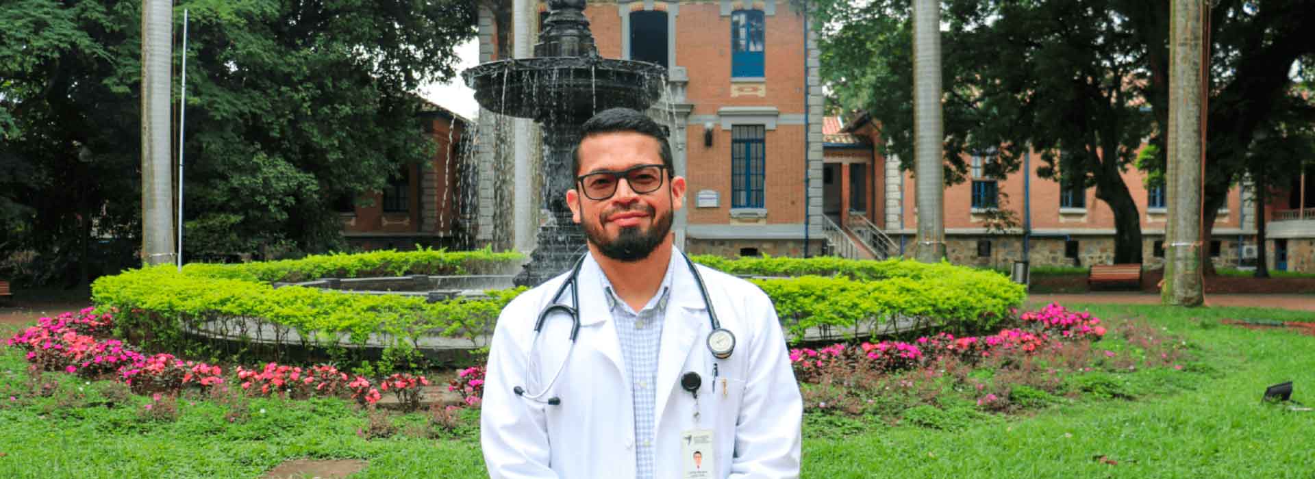 Doctor con camisa blanca en un parque