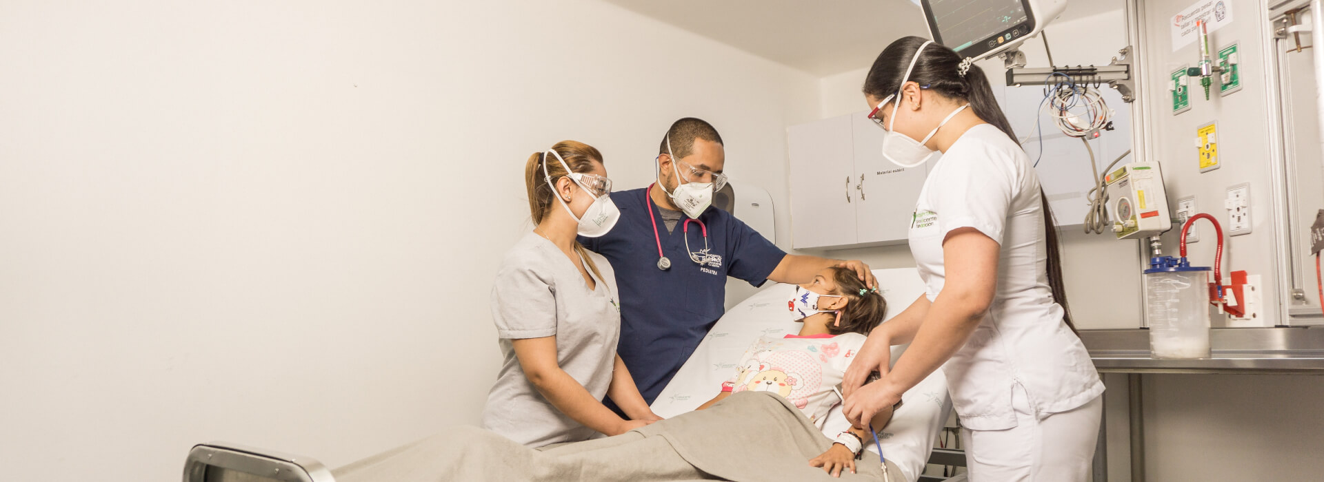 Doctores revisan paciente en sala de cuidados