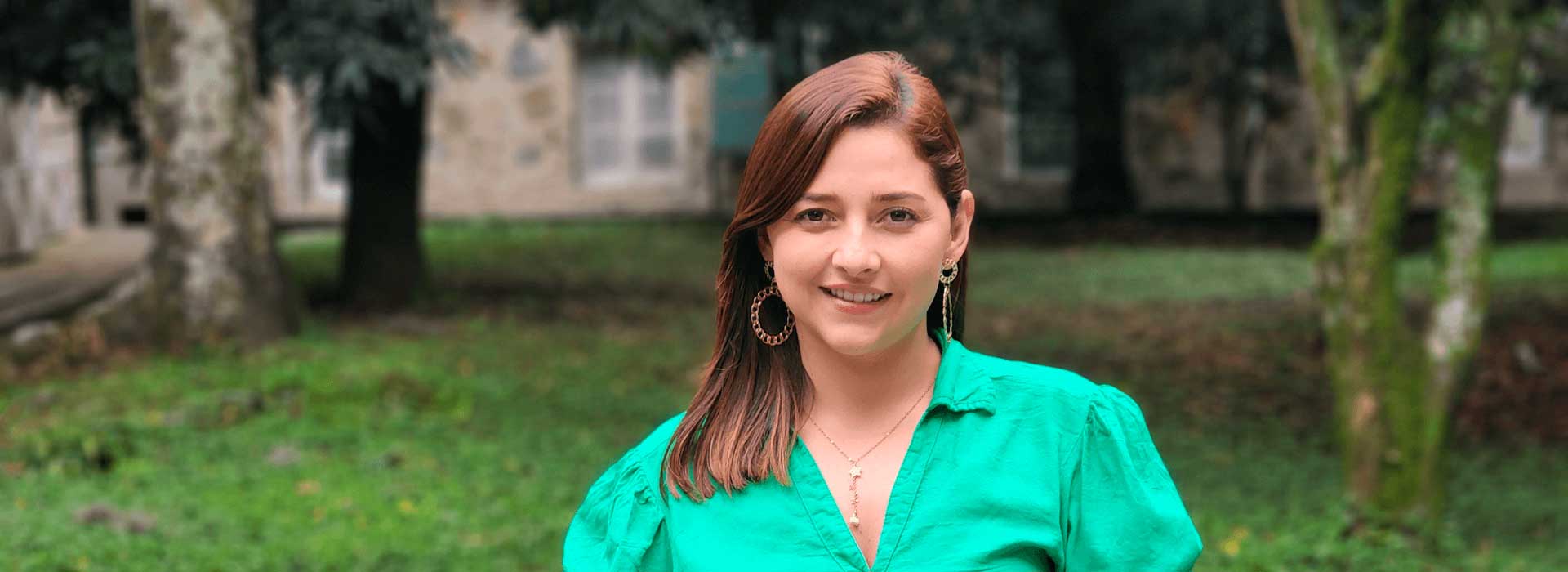 Mujer con camisa verde en un parque