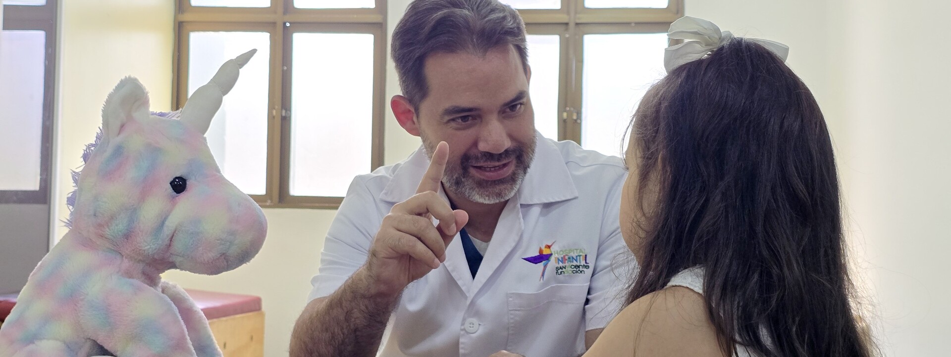 Médico en consulta con paciente