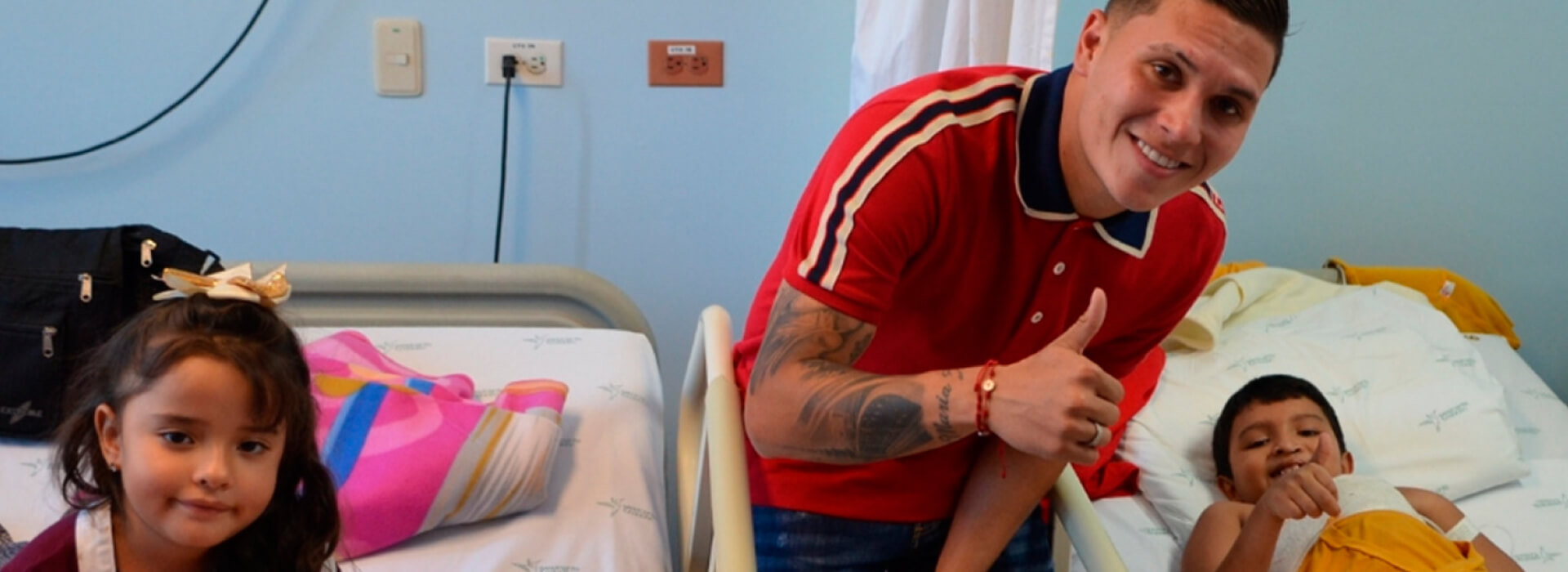 Juanfer Quintero visitando pacientes del Hospital Infantil San Vicente Fundación