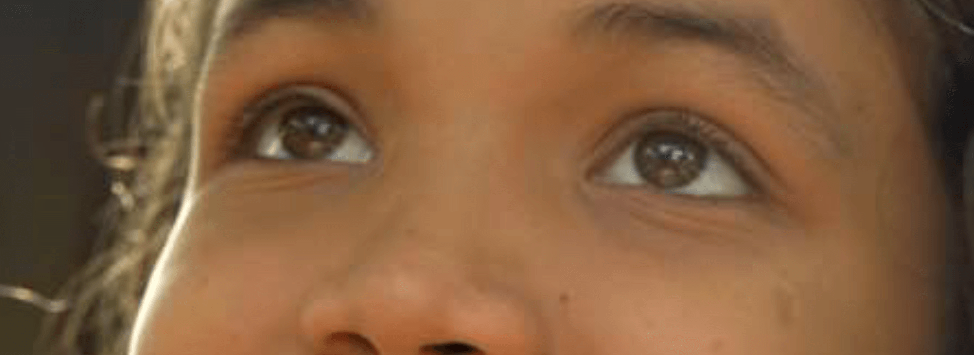Niña mirando hacia arriba