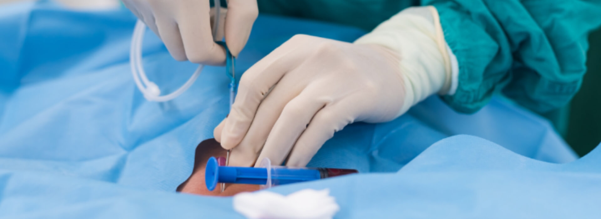 Manos inyectando medicina a un paciente