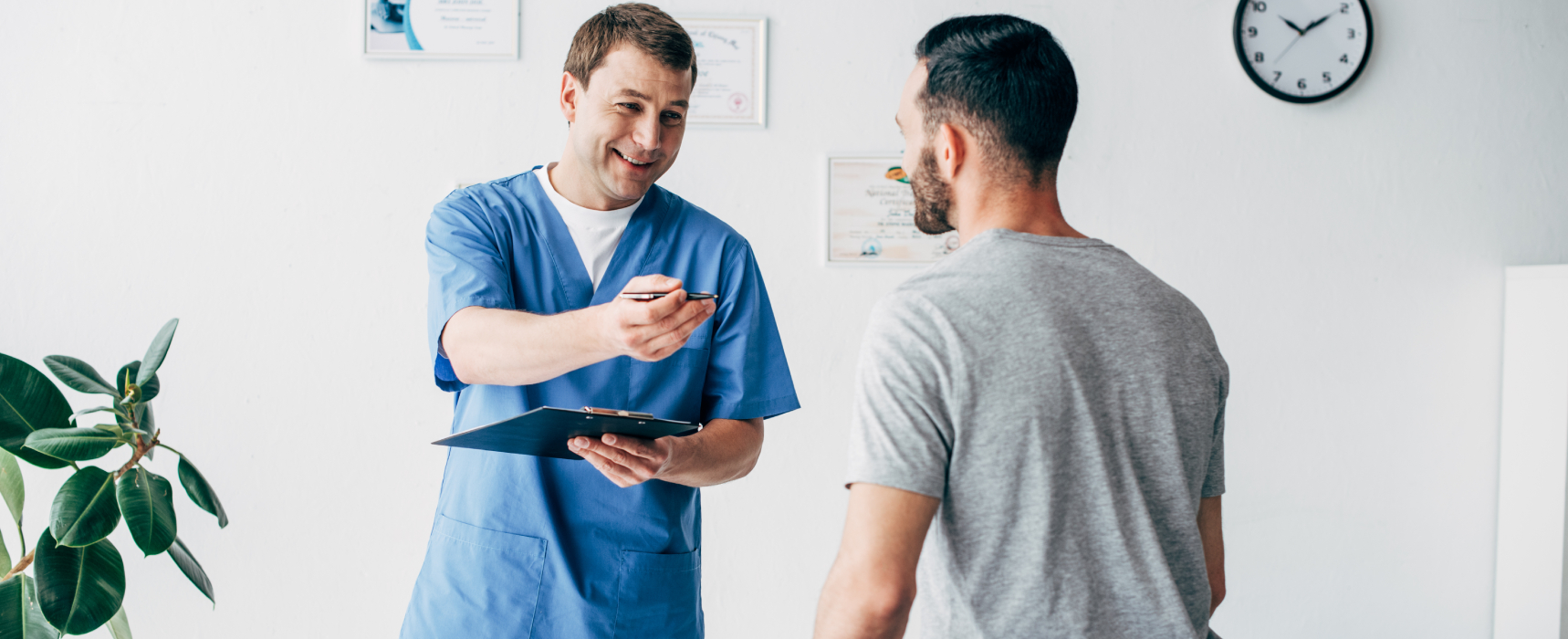 Médico revisando un paciente en camilla